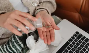 Kto płaci za zwolnienie lekarskie po 50 roku życia? Kluczowe informacje