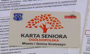 Ogólnopolska karta seniora z drzewem życia i herbem Krotoszyna. Daje dostęp do zniżek.