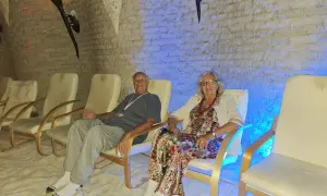Para relaksuje się w grocie solnej, korzystając z dobrodziejstw cieplic.