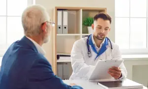 Kto wystawia skierowanie do sanatorium? Poznaj uprawnienia lekarzy
