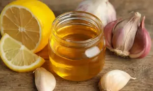 Cytryna, miód i czosnek – naturalne składniki, które pomogą na ból gardła.