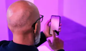 Jak połączyć aparat słuchowy z telefonem? Proste kroki i porady