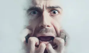 Przerażona twarz mężczyzny otoczona mgłą. Może to symbolizować lęk, z którym pomaga sobie poradzić chlorprothixen Zentiva.