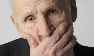 Kiedy wezwać pogotowie do starszej osoby? Kluczowe objawy i sytuacje