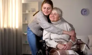 Jak opiekować się osobą starszą leżącą - praktyczne porady i wsparcie