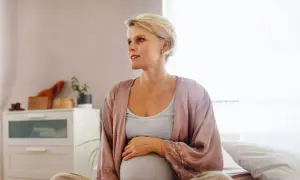 Ciąża po 50: objawy, które mogą zaskoczyć i mylić z menopauzą