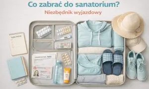 Otwarta walizka z ubraniami, lekami, dokumentami i akcesoriami podróżnymi.