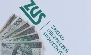 Złotówki leżą obok logo ZUS. To symbol wsparcia dla seniorów, być może zapowiedź 500 plus dla seniora.