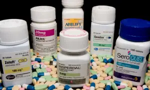 Leki psychotropowe: Zoloft, Paxil, Abilify, Risperdal, Geodon, Seroquel. Różne opakowania i tabletki.