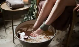 Jak zmiękczyć paznokcie u nóg u starszej osoby, by uniknąć bólu?