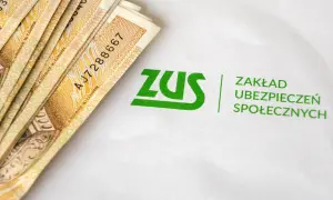 Pieniądze i logo ZUS. Symbolizują świadczenie rehabilitacyjne i wsparcie finansowe dla ubezpieczonych.