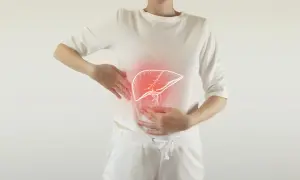 Kobieta wskazuje rękami na brzuch, gdzie widoczna jest narysowana wątroba z czerwonym podświetleniem.
