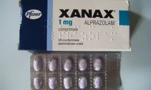 Opakowanie Xanax 1 mg z 30 tabletkami i blistrem. Lek ten, zawierający alprazolam, może pomóc w stanach lękowych, ale jego stosowanie wymaga ostrożności.