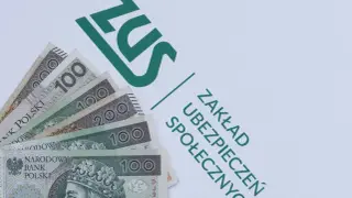 Złotówki leżą obok logo ZUS. To symbol wsparcia dla seniorów, być może zapowiedź 500 plus dla seniora.