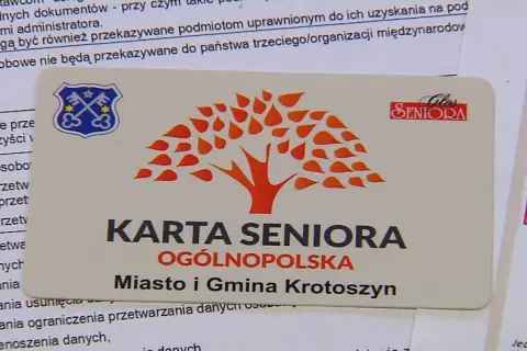 Ogólnopolska karta seniora z drzewem życia i herbem Krotoszyna. Daje dostęp do zniżek.