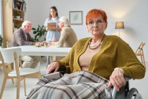 Ile wynosi zasiłek opiekuńczy nad starszą osobą? Sprawdź, co musisz wiedzieć