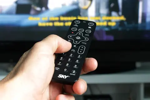 Jaka kwota emerytury zwalnia z abonamentu rtv? Sprawdź, kto zyskuje.
