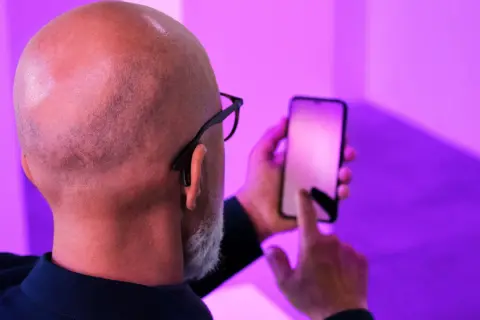 Jak połączyć aparat słuchowy z telefonem? Proste kroki i porady