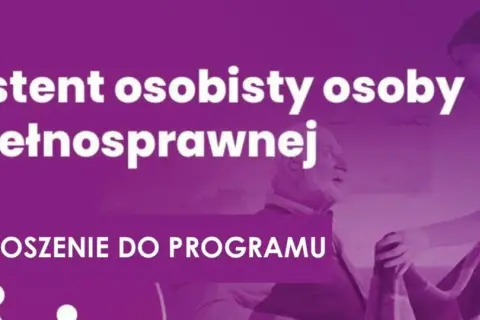 Asystent osoby niepełnosprawnej pomaga starszemu mężczyźnie. Złóż zgłoszenie do programu.