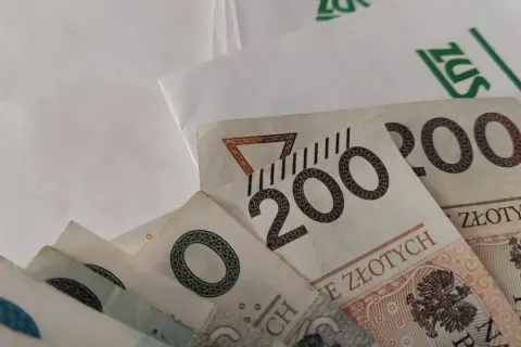 Pieniądze i dokument ZUS. Czy to zapowiedź rewaloryzacji emerytur w 2026 roku?