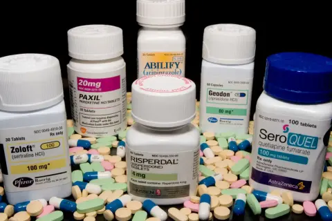 Leki psychotropowe: Zoloft, Paxil, Abilify, Risperdal, Geodon, Seroquel. Różne opakowania i tabletki.