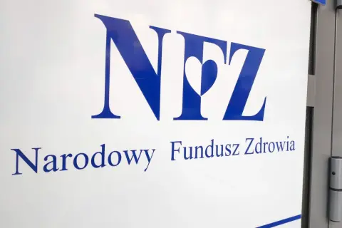 Logo NFZ z napisem Narodowy Fundusz Zdrowia. Sprawdź aktualne nfz terminy leczenia.