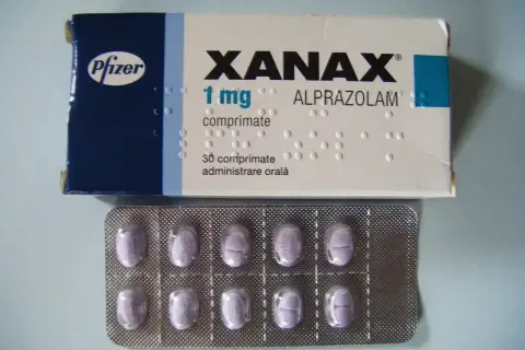 Opakowanie Xanax 1 mg z 30 tabletkami i blistrem. Lek ten, zawierający alprazolam, może pomóc w stanach lękowych, ale jego stosowanie wymaga ostrożności.