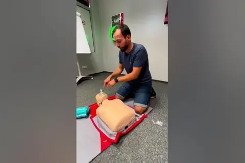 Jak oklepywać plecy starszej osobie na YouTube z zachowaniem bezpieczeństwa