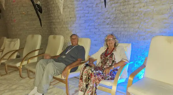 Para relaksuje się w grocie solnej, korzystając z dobrodziejstw cieplic.