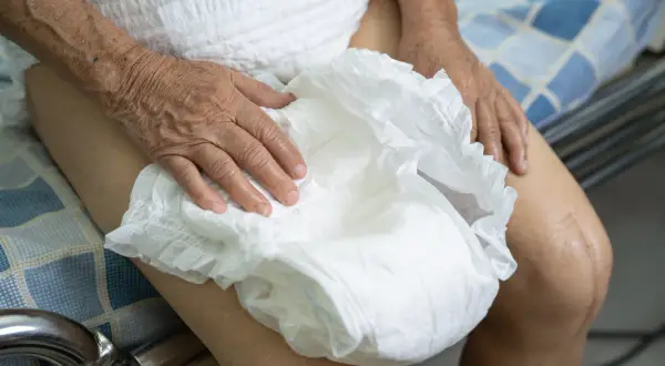 Jak zmienić pampersa osobie starszej - proste kroki i porady pielęgnacyjne