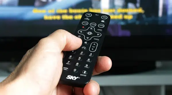 Jaka kwota emerytury zwalnia z abonamentu rtv? Sprawdź, kto zyskuje.