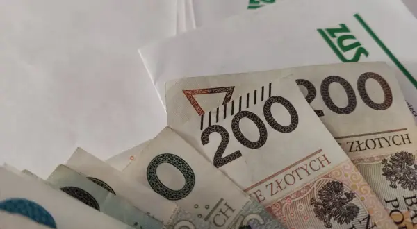 Pieniądze i dokument ZUS. Czy to zapowiedź rewaloryzacji emerytur w 2026 roku?