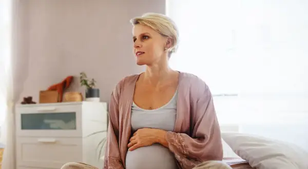 Ciąża po 50: objawy, które mogą zaskoczyć i mylić z menopauzą