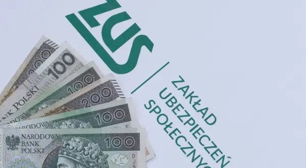Złotówki leżą obok logo ZUS. To symbol wsparcia dla seniorów, być może zapowiedź 500 plus dla seniora.