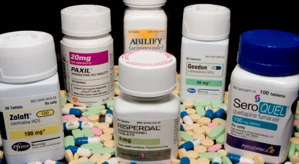 Leki psychotropowe: Zoloft, Paxil, Abilify, Risperdal, Geodon, Seroquel. Różne opakowania i tabletki.