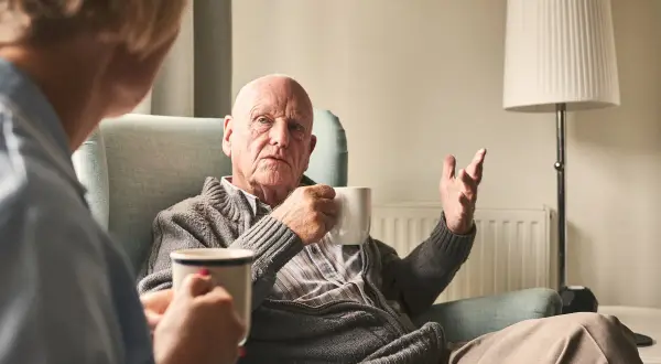 Jak opiekować się osobą starszą w domu, aby zapewnić jej komfort i bezpieczeństwo