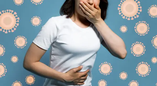 Kobieta z ręką na ustach i brzuchu, czuje się źle z powodu grypy żołądkowej. Wokół niej unoszą się wirusy.