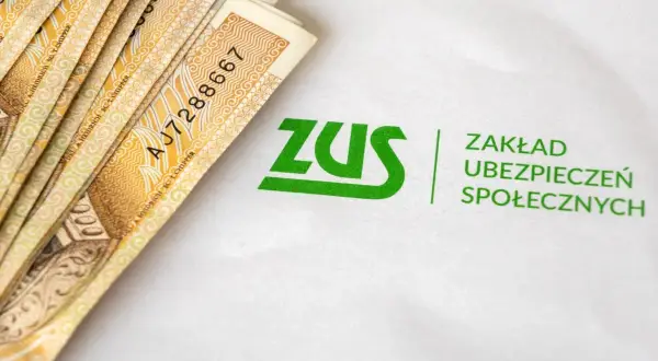 Pieniądze i logo ZUS. Symbolizują świadczenie rehabilitacyjne i wsparcie finansowe dla ubezpieczonych.