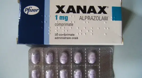 Opakowanie Xanax 1 mg z 30 tabletkami i blistrem. Lek ten, zawierający alprazolam, może pomóc w stanach lękowych, ale jego stosowanie wymaga ostrożności.