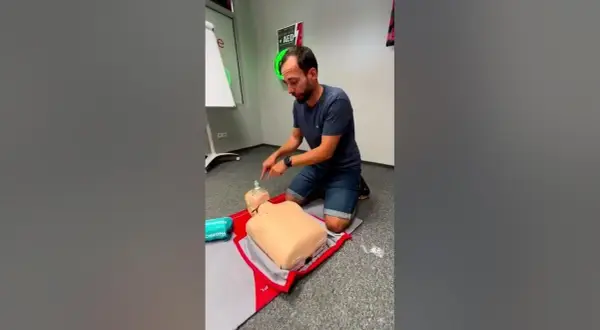 Jak oklepywać plecy starszej osobie na YouTube z zachowaniem bezpieczeństwa