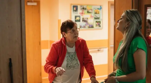 Dom opieki czy „drugi dom”? Jak wybrać miejsce, w którym senior poczuje się bezpiecznie?