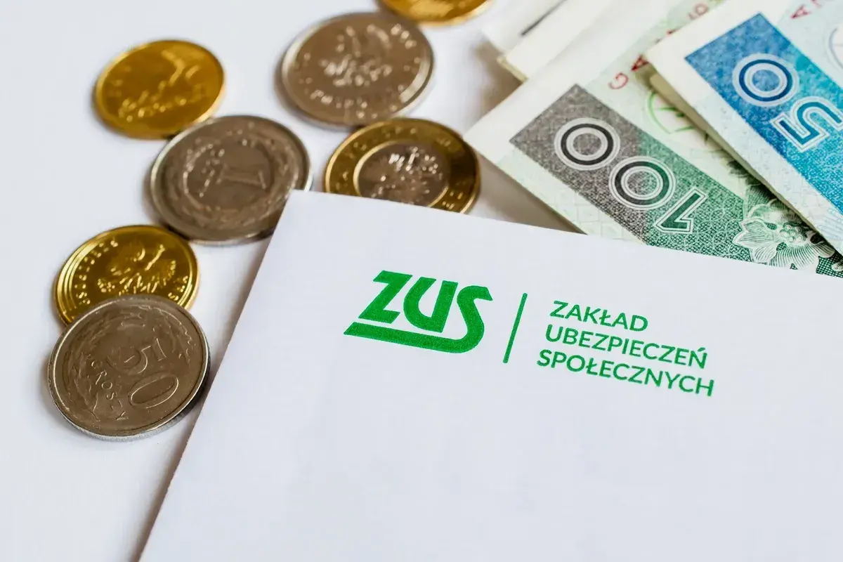 ZUS i pieniądze: monety i banknoty. Zastanawiasz się, ile można dorobić do emerytury?