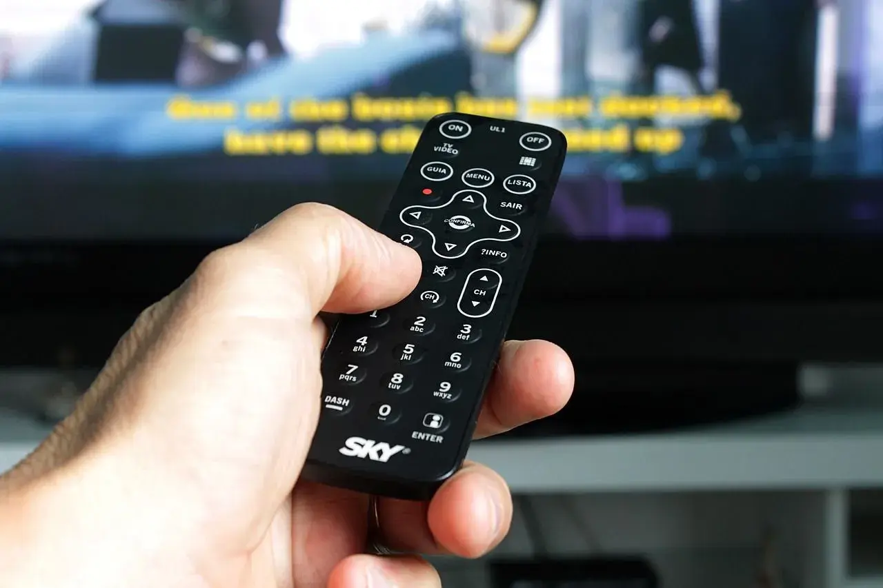 Jaka kwota emerytury zwalnia z abonamentu rtv? Sprawdź, kto zyskuje.