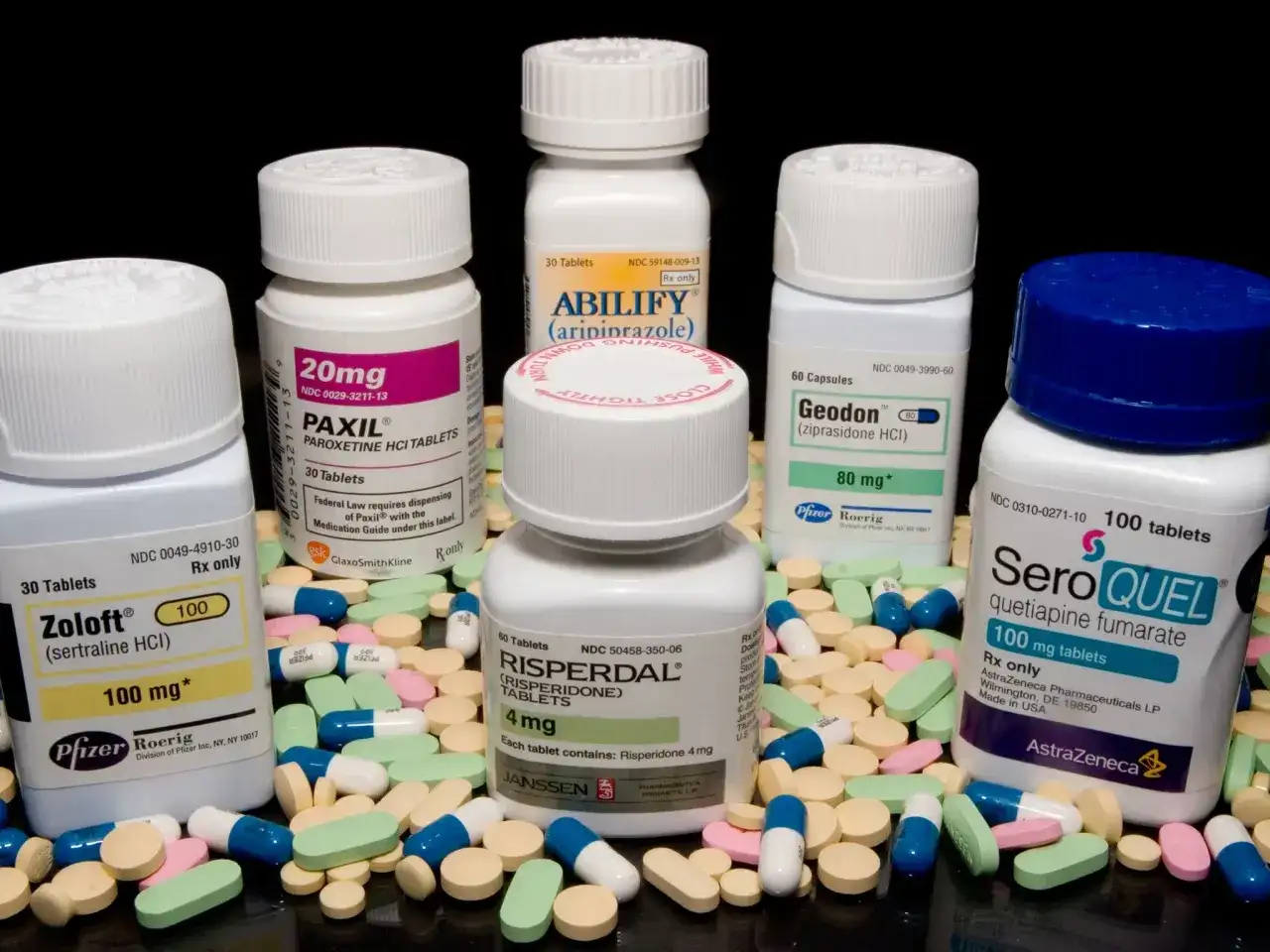 Leki psychotropowe: Zoloft, Paxil, Abilify, Risperdal, Geodon, Seroquel. Różne opakowania i tabletki.