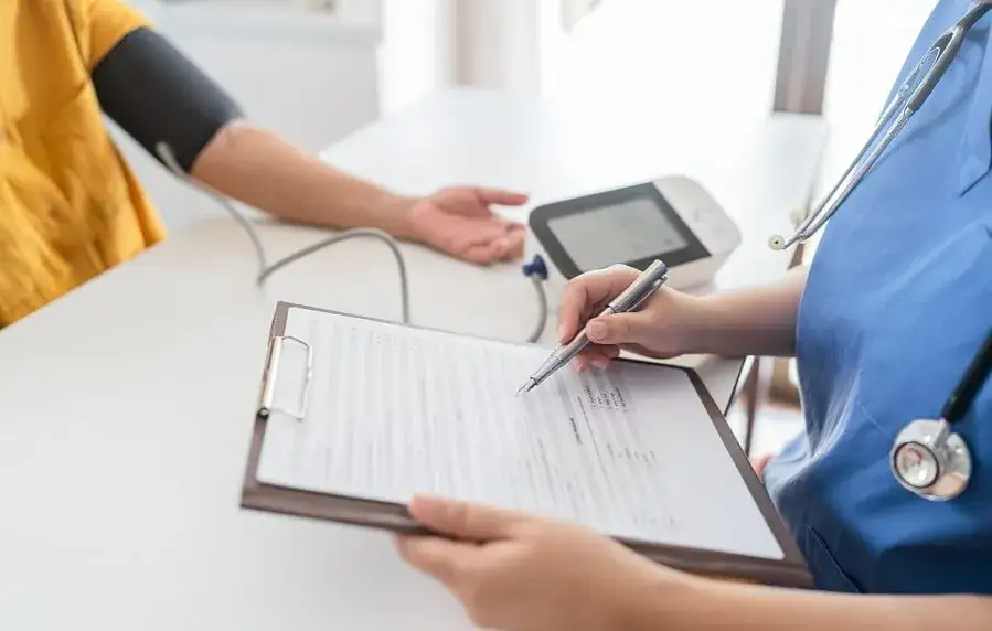 Zdjęcie Kto płaci za zwolnienie lekarskie po 50 roku życia? Kluczowe informacje