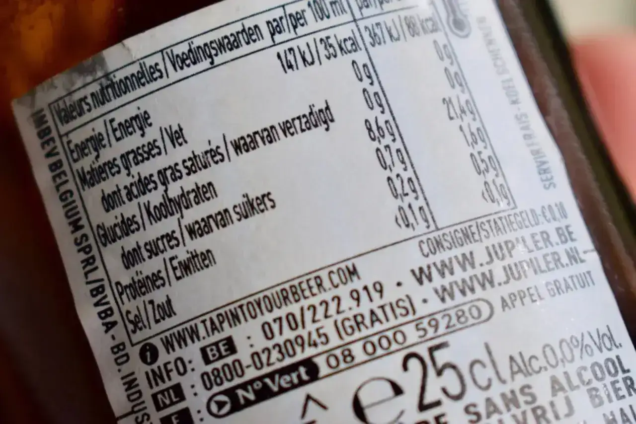 Etykieta piwa bezalkoholowego. Czy piwo bezalkoholowe jest zdrowe? Analiza składu: 0g tłuszczu, 0,2g cukru, 0,7g białka na 100ml.