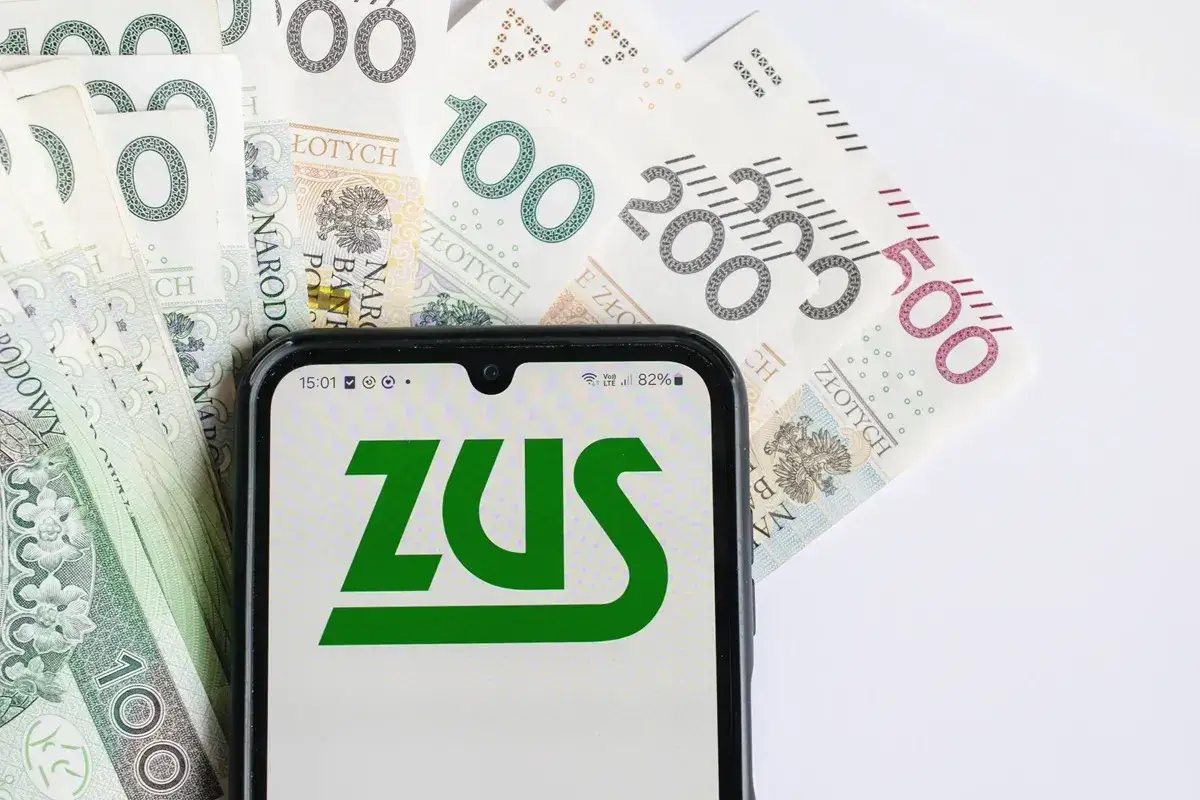 ZUS na ekranie telefonu, obok banknotów 100, 200 i 500 zł. Zastanawiasz się, ile można dorobić do emerytury?