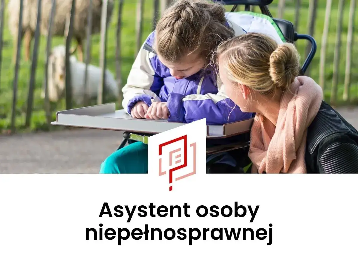 Kobieta pochyla się nad dzieckiem na wózku, wspierając je. To obraz asystenta osoby niepełnosprawnej.