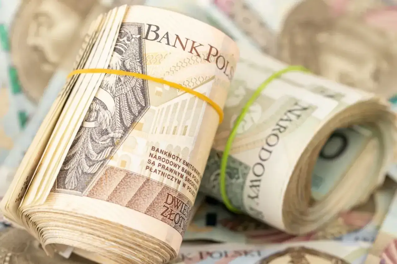 Zwijane banknoty dwuzłotowe, symbolizujące wsparcie dla seniorów, jak 800 plus dla seniorów.