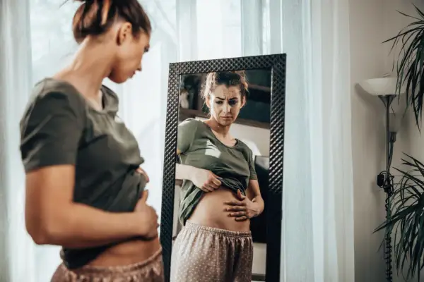 Dlaczego po 50 rośnie brzuch? Odkryj przyczyny i rozwiązania